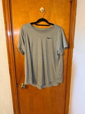 Nike Women’s Light Gray Short Sleeve Athletic Tee Size 1X